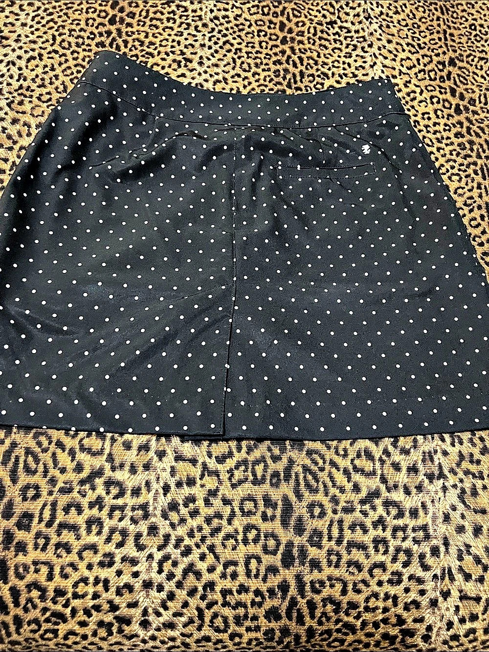 IZOD BLACK w/tiny white Polka Dot Skort/Skirt in Size 2, Like New